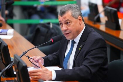 Comissão aprova exigência de profissional para atender criança com autismo em parques e clubes