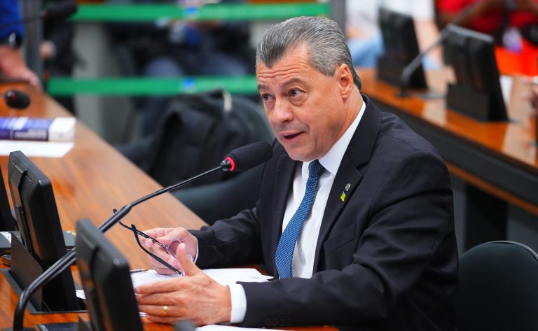 Comissão aprova exigência de profissional para atender criança com autismo em parques e clubes