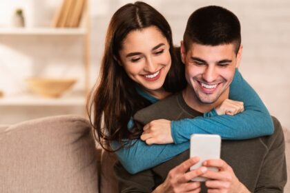 Corações de Mãos Dadas: A Nova Linguagem do Amor Digital