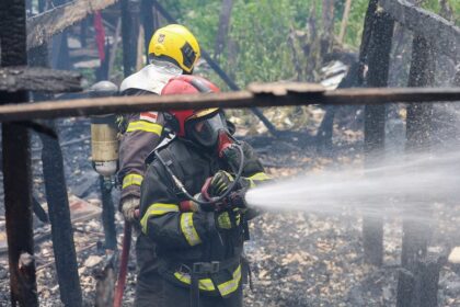 Atuação rápida do Corpo de Bombeiros evita propagação de fogo em residências na zona oeste de Manaus