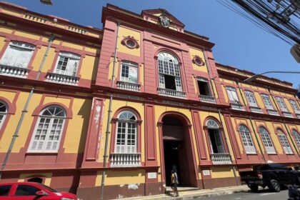 Manaus 356 anos: ‘BiblioTour’ leva público a conhecer a história centenária da Biblioteca Pública do Amazonas