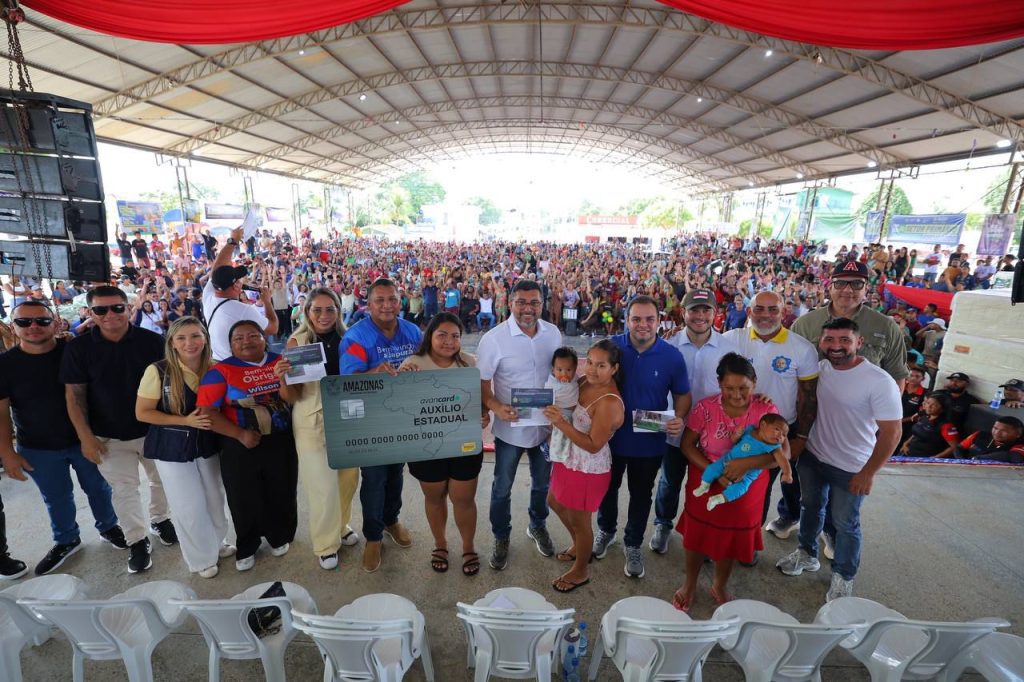 Governador Wilson Lima inicia entrega de 1,6 mil cartões do Auxílio Estadual Permanente no Médio Solimões