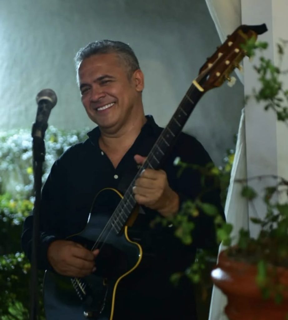 Samba, voz e violão embalam o Banzeiro Cabôco no Centro Histórico de Manaus