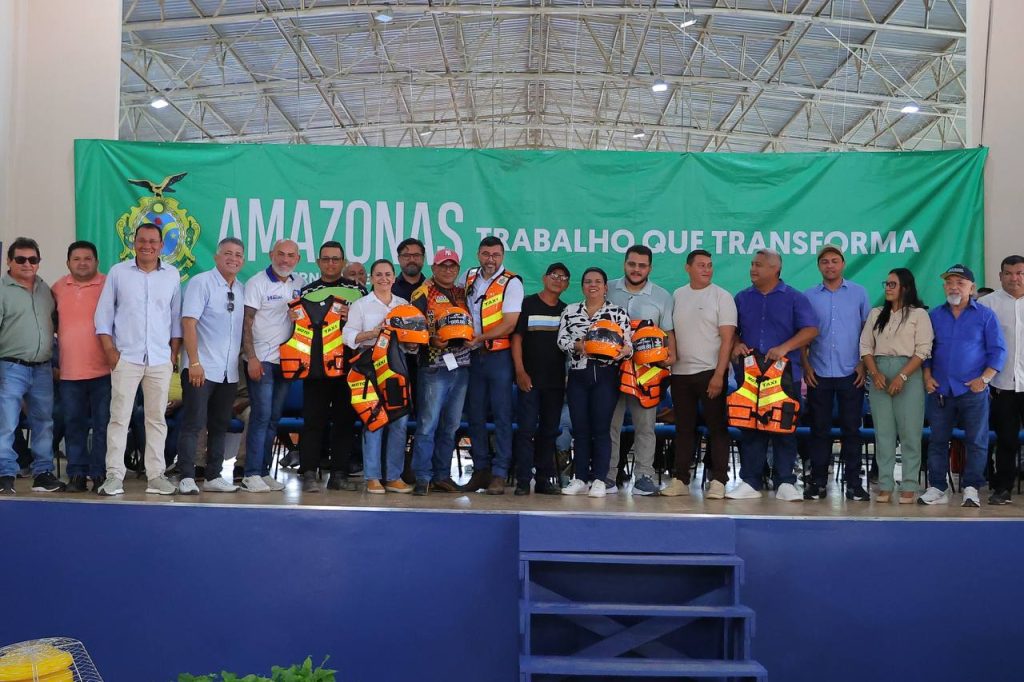 Detran-AM contempla 250 mototaxistas de Nova Olinda do Norte com kits de segurança
