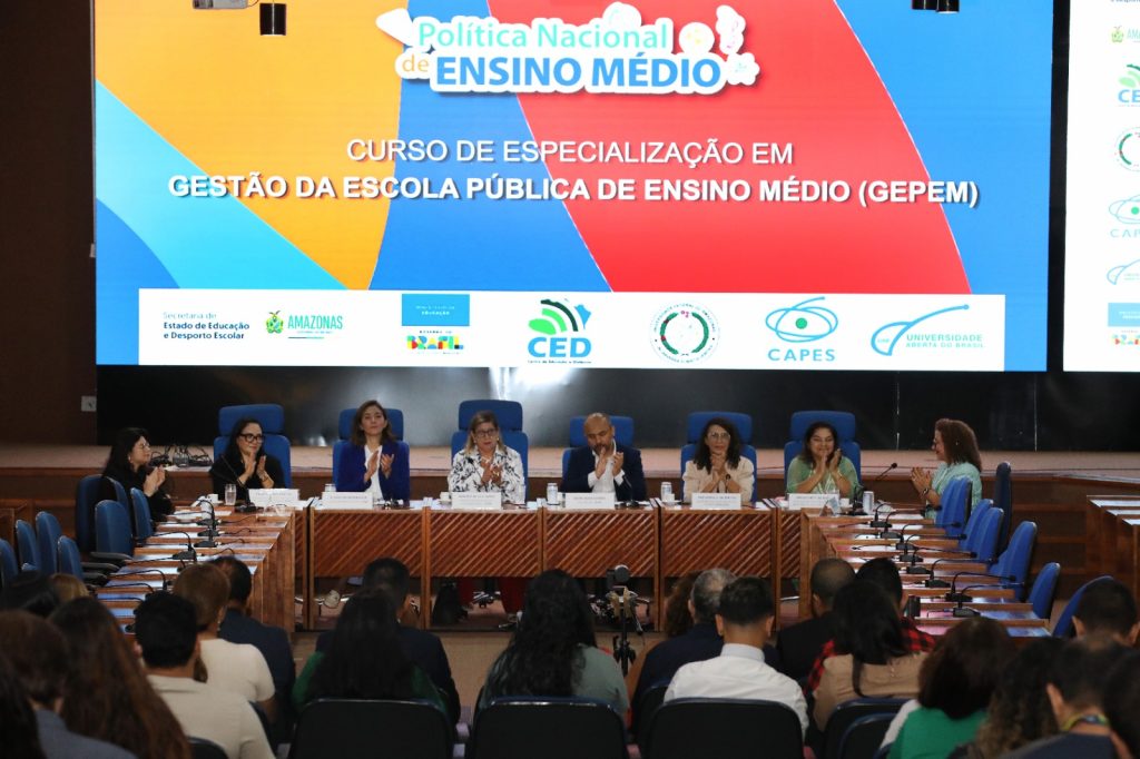 Secretaria de Educação realiza cerimônia de abertura do Curso de Pós-graduação em Gestão da Escola Pública de Ensino Médio
