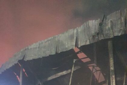 Em menos de uma hora, Corpo de Bombeiros controla incêndio de grandes proporções na zona leste de Manaus