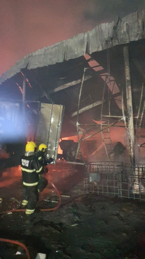 Em menos de uma hora, Corpo de Bombeiros controla incêndio de grandes proporções na zona leste de Manaus