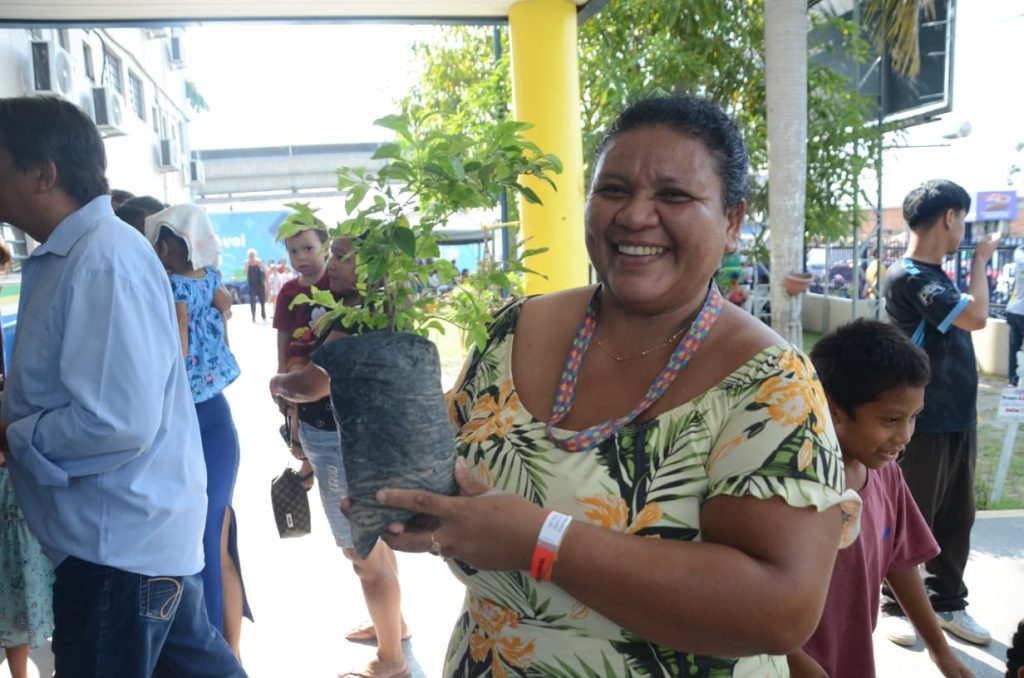 Governo Presente: Ipaam distribui 200 mudas de plantas frutíferas, medicinais e ornamentais
