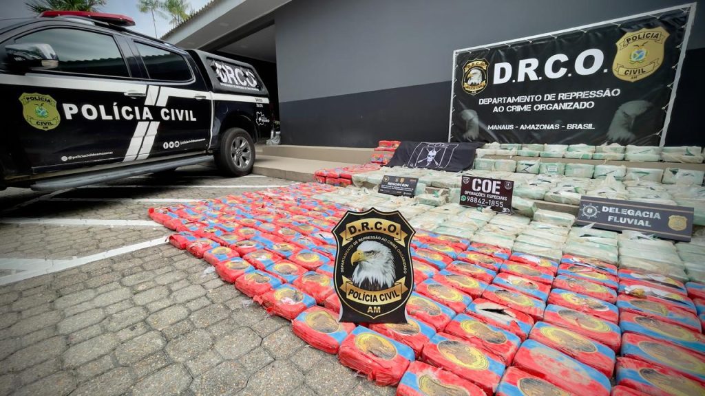 Governador Wilson Lima acompanha apresentação de 700 quilos de cocaína avaliados em R$ 57 milhões