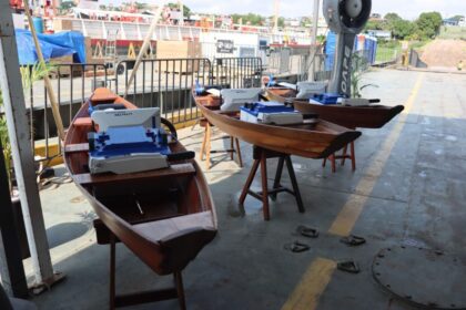 Sedecti participa da entrega de motores elétricos destinados a embarcações de pescadores