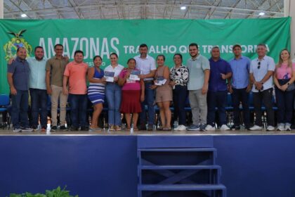 Governador Wilson Lima entrega 700 novos cartões do auxílio estadual para famílias de Nova Olinda do Norte