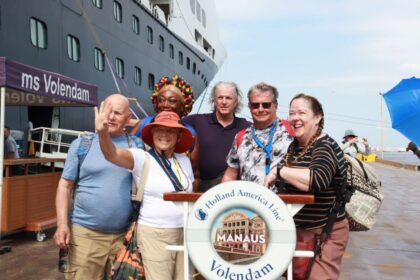 Temporada de cruzeiros: MS Volendam atraca no Porto de Manaus com mais de 2 mil turistas