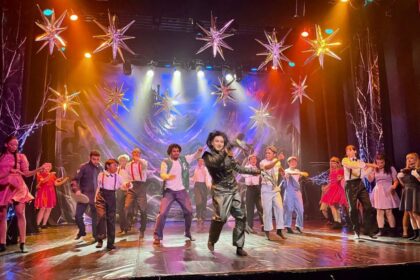 Sucesso de público, especial de Natal ‘Edward – Mãos de Tesoura’ ganha reapresentação no Largo de São Sebastião