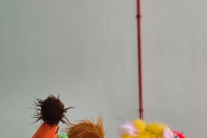 Espetáculo infantil leva magia do Natal ao Teatro Gebes Medeiros com teatro de bonecos
