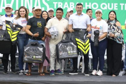 Detran-AM contempla, pela primeira vez, motofretistas de Maués com kits de segurança