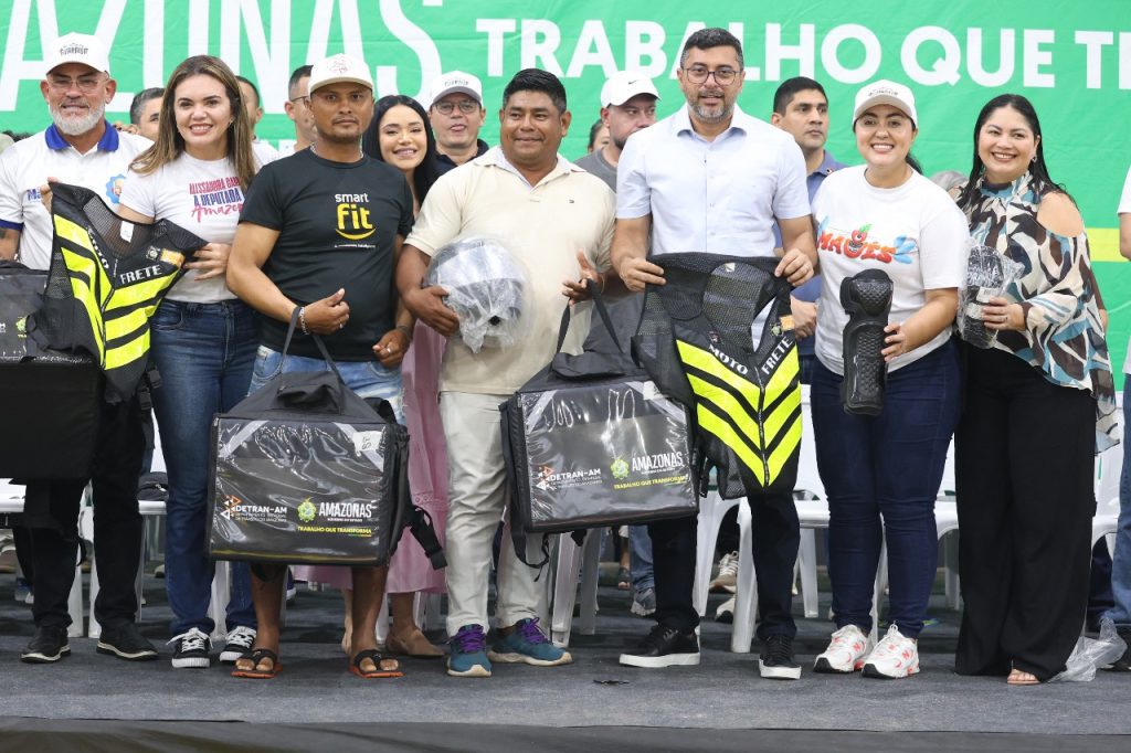 Detran-AM contempla, pela primeira vez, motofretistas de Maués com kits de segurança