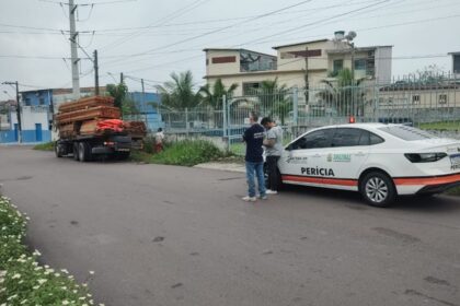 Detran-AM flagra caminhão com carga deslocada e evita possível acidente na zona norte de Manaus