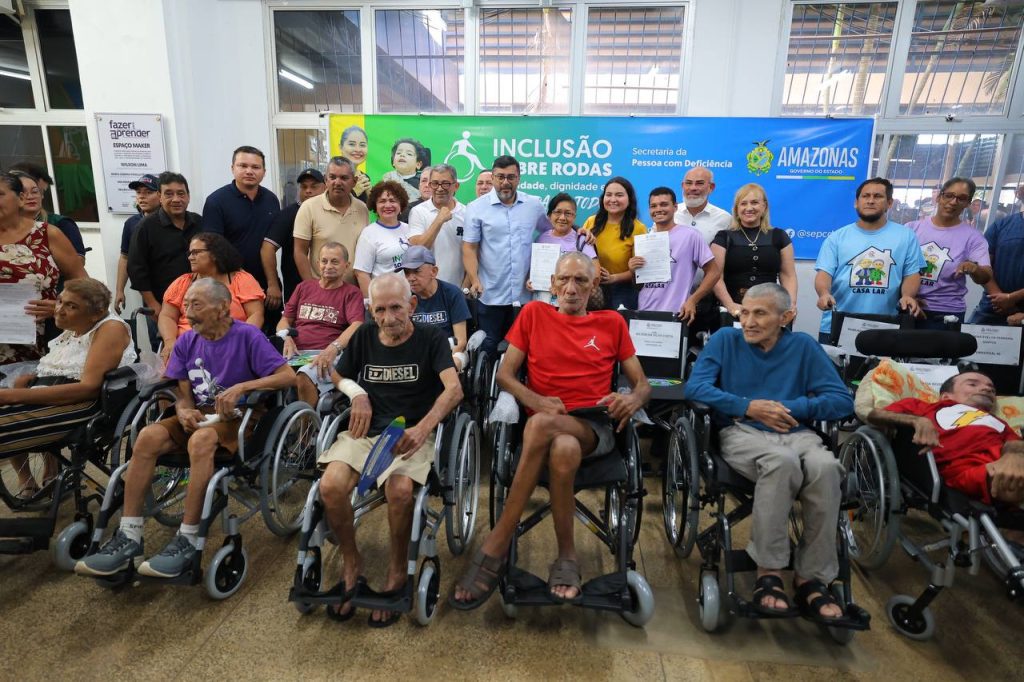 Governador Wilson Lima entrega 500 cartões do Auxílio Estadual e reforça setores social e primário com R$ 1,5 milhão em investimentos, em Iranduba