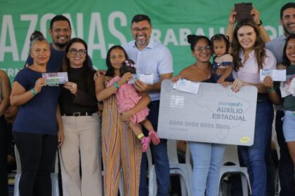 Governador Wilson Lima entrega cartões do Auxílio Estadual e fortalece setor social em Manacapuru