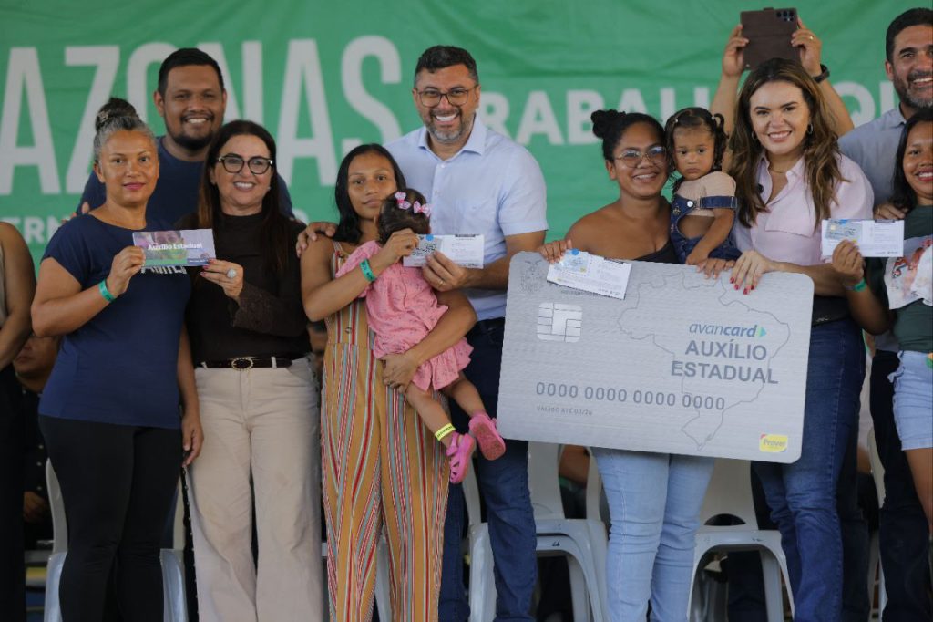 Governador Wilson Lima entrega cartões do Auxílio Estadual e fortalece setor social em Manacapuru