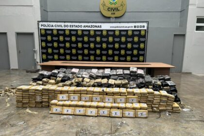 Polícia Militar do Amazonas apreende mais de uma tonelada de entorpecentes em micro-ônibus na AM-010