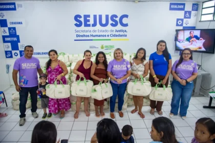 Sejusc realiza entrega de kits bebês para gestantes, em Manaus