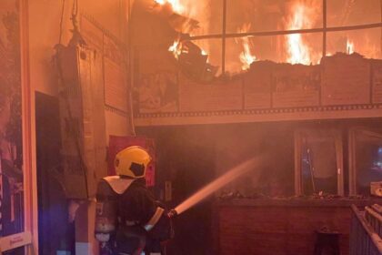Bombeiros combatem incêndio em bar no bairro Nossa Senhora das Graças
