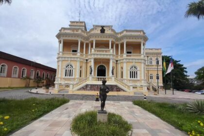 Palácio Rio Negro recebe exposição que celebra o protagonismo artístico de idosas em Manaus
