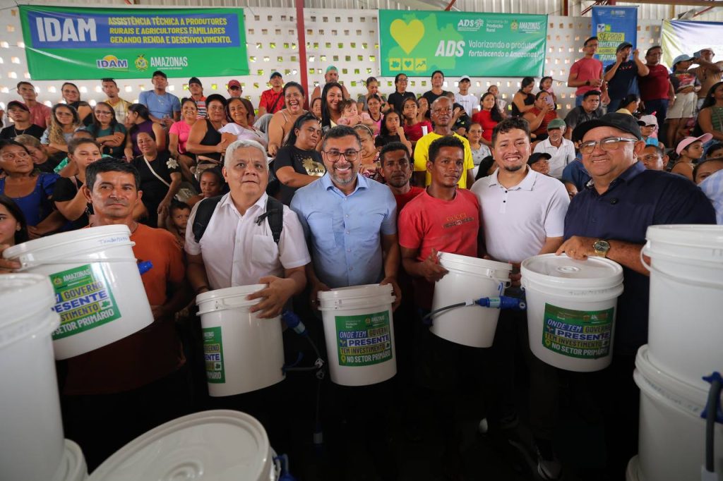 Em Caapiranga, governador Wilson Lima realiza novas entregas de cadeiras de rodas e fortalece o setor primário