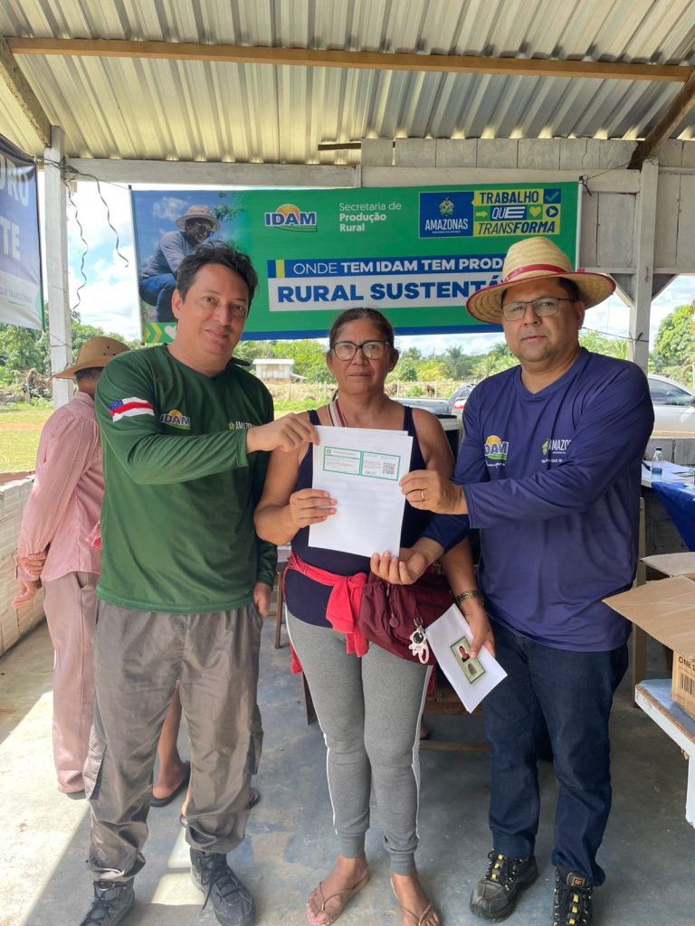 Em ação itinerante, Idam leva regularização e doação de mudas a agricultores de Manacapuru
