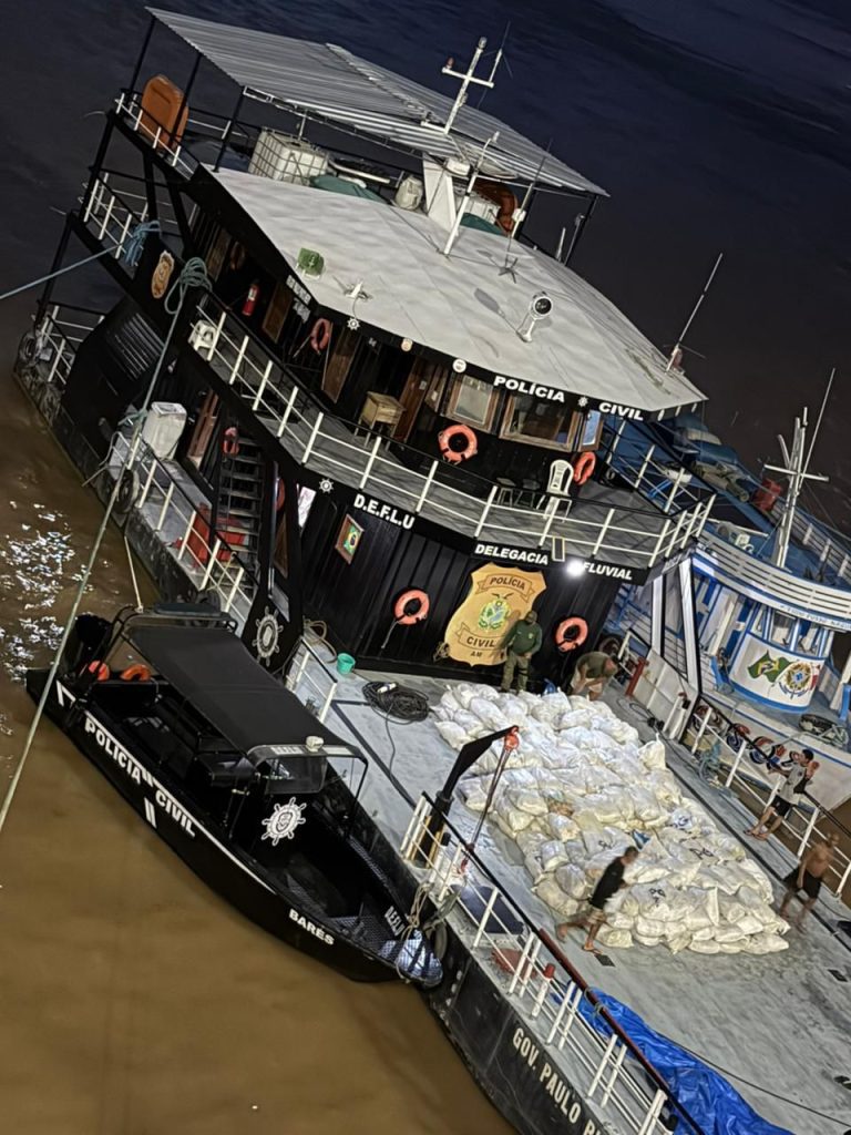 Base Paulo Pinto Nery: PC-AM apreende 12 toneladas de pirarucu seco em embarcação próximo à Itacoatiara