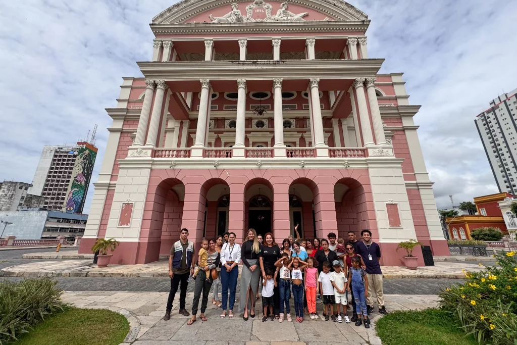 Sejusc promove visita cultural ao Teatro Amazonas para migrantes e apátridas acolhidos no posto de apoio