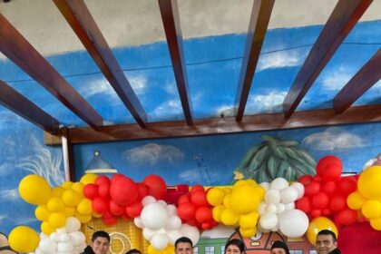 Fã dos Bombeiros, menino autista recebe visita surpresa no seu aniversário e ganha passeio na viatura