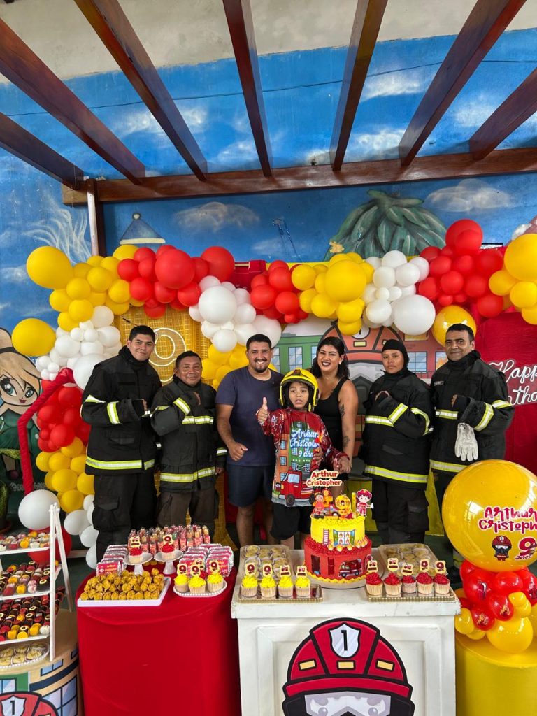 Fã dos Bombeiros, menino autista recebe visita surpresa no seu aniversário e ganha passeio na viatura