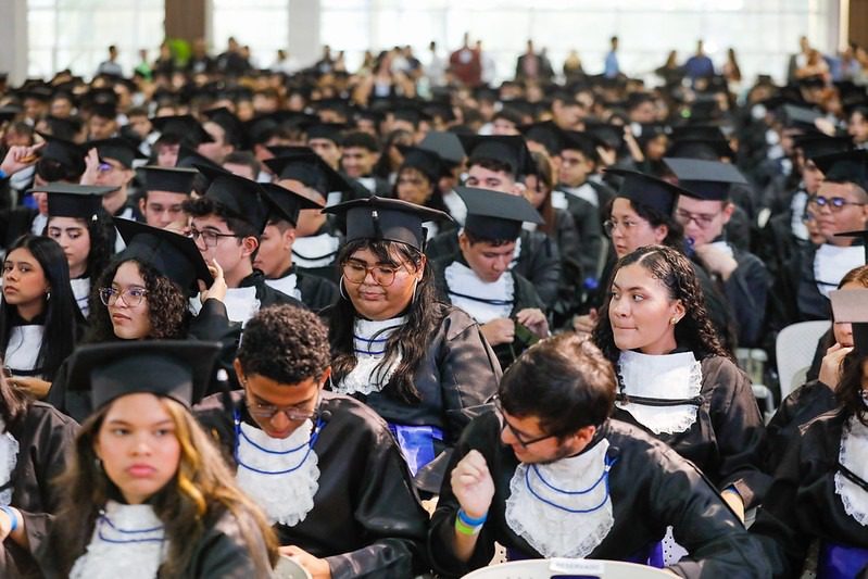 Emoção marca a formatura de mais de 300 alunos da rede pública de ensino médio técnico da Fundação Matias Machline