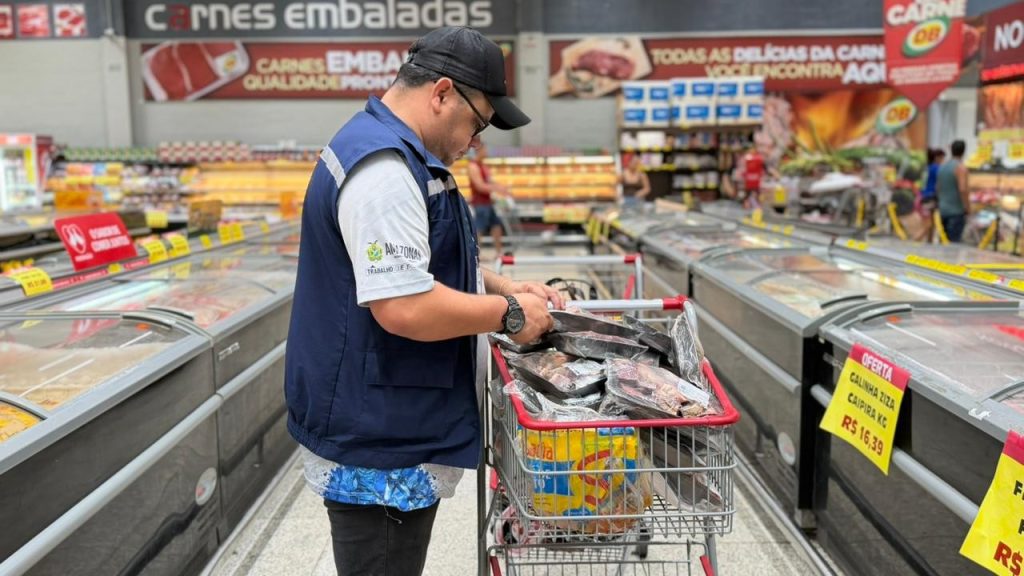 Fiscalização: Procon-AM autua supermercado por comercialização de mais de 80 kg de alimentos impróprios para o consumo