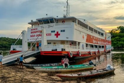 Barco Hospital São João XXIII presta atendimentos de saúde em Itapiranga