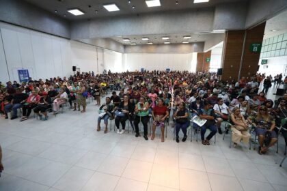 ‘Estou realizada, eu não estava conseguindo comprar porque eu não estava trabalhando’, afirma beneficiada com entrega gratuita de óculos de grau pelo Governo do Amazonas