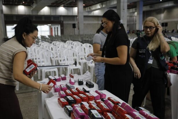 ‘Agora vou enxergar muito melhor’, declara beneficiada com óculos de grau entregue pelo Governo do Amazonas