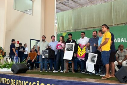 Detran-AM contempla motofretistas dos municípios de Boca do Acre e Pauini com kits de segurança