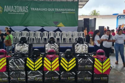 Detran-AM entrega 73 kits de segurança a motofretistas no interior do Estado