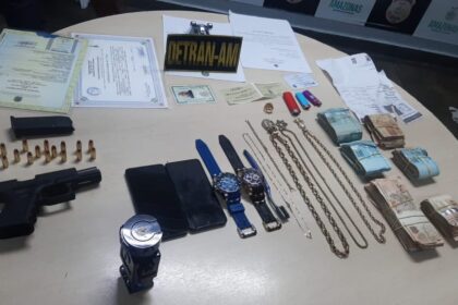 Durante fiscalização do Detran-AM, condutor é flagrado com arma de fogo e munições, documentos falsos e R$ 48 mil