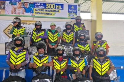 Detran-AM entrega 12 kits de segurança a motofretistas do município de Manaquiri