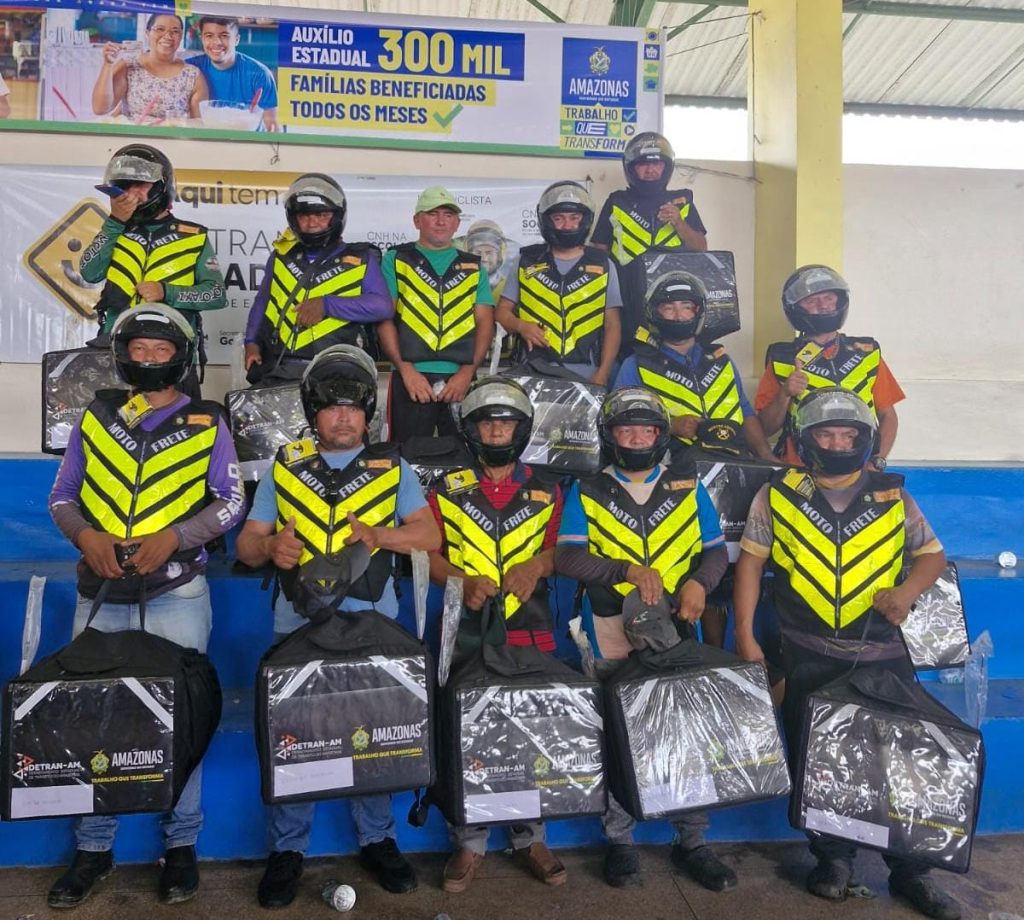 Detran-AM entrega 12 kits de segurança a motofretistas do município de Manaquiri