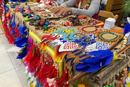 Carnaval na Floresta 2026: Torcedores dos bumbás podem adquirir produtos em feira de artesanato indígena no Carnaboi