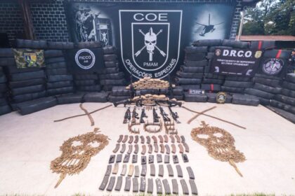 Policia Militar apreende mais de 4 toneladas de drogas e dez armas de grosso calibre em operação no rio Solimões