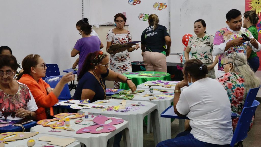 Centros de Convivência promovem oficinas de criação de adereços e máscaras para o Carnaval