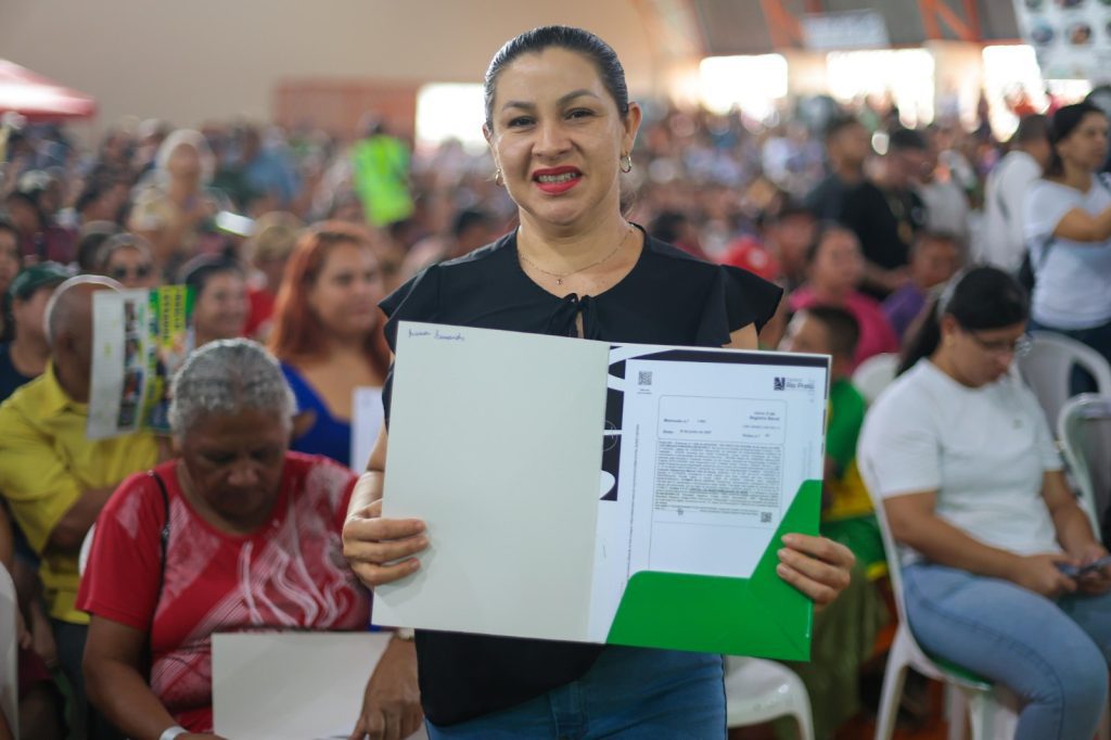Governo do Amazonas entrega títulos definitivos aos moradores de conjunto habitacional em Rio Preto da Eva