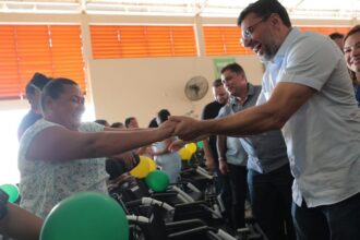 Em Lábrea, governador Wilson Lima entrega de cartões do Auxílio Estadual e fomenta setor primário