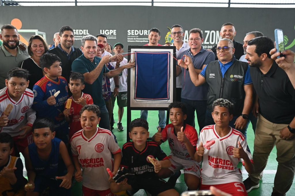 Vice-governador Tadeu de Souza participa de entrega de quadras revitalizadas do CDC da Compensa